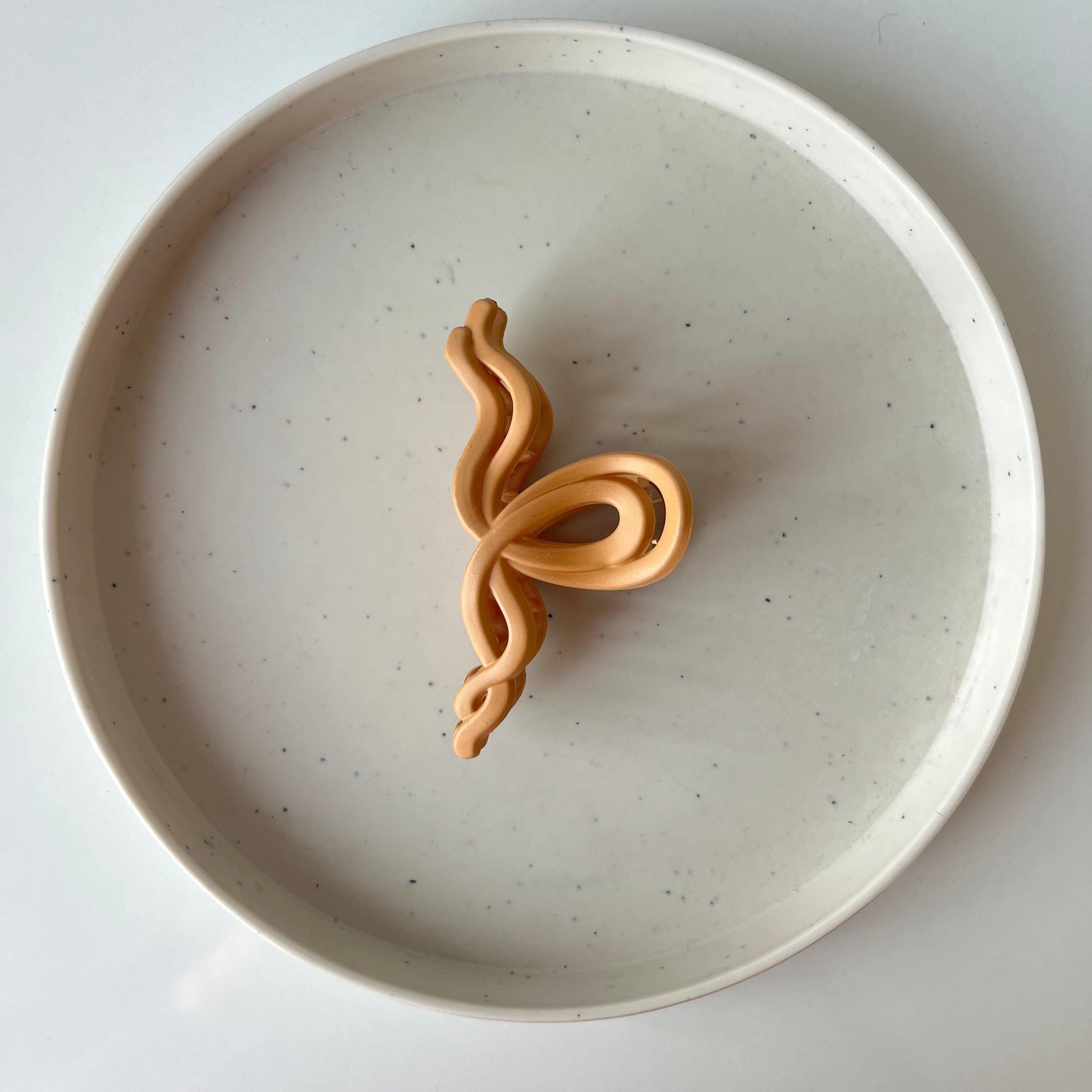 Matte Wave Bow – Medium Hair Claw